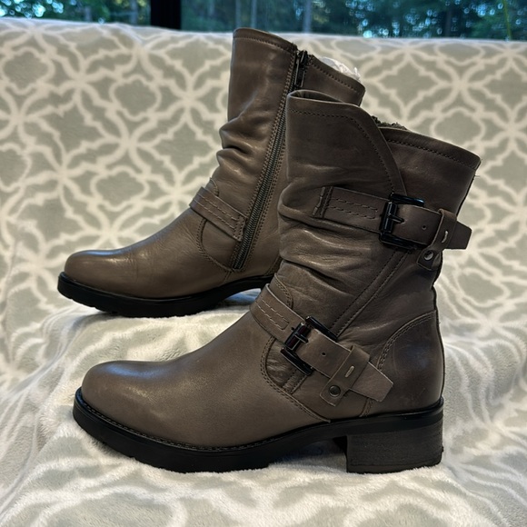 EUC - Woman’s Leather Grey Boots - Size 7 - Picture 4 of 11